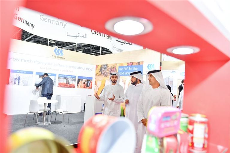 الشيخ أحمد بن محمد بن راشد آل مكتوم خلال جولة بالمعرض