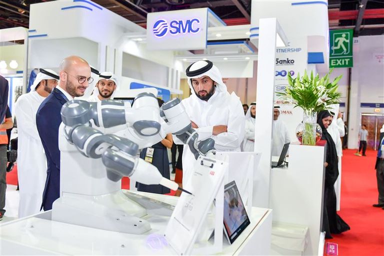 الشيخ أحمد بن محمد بن راشد آل مكتوم خلال جولة بالمعرض