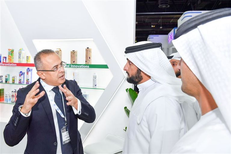 الشيخ أحمد بن محمد بن راشد آل مكتوم خلال جولة بالمعرض