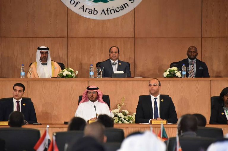 الشيخ حامد بن زايد آل نهيان رئيس ديوان ولي عهد أبوظبي يتسلم من الرئيس السيسي درع التكريم التذكاري