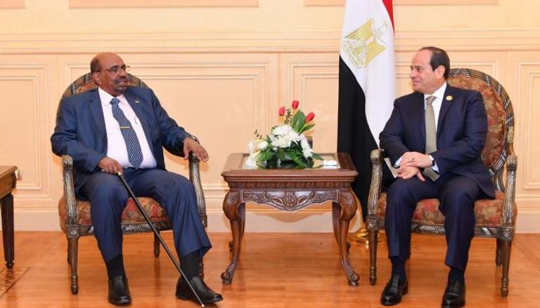 الرئيس المصري عبدالفتاح السيسي ونظيره السوداني 