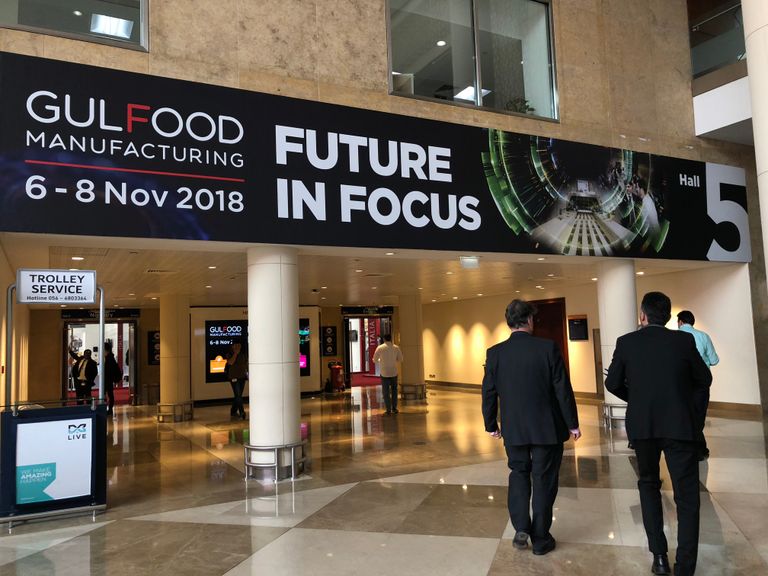 الشيخ أحمد بن محمد بن راشد آل مكتوم خلال افتتاح معرض "جلفود"