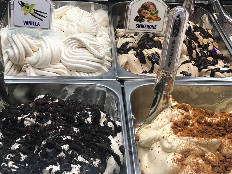 الشيخ أحمد بن محمد بن راشد آل مكتوم خلال افتتاح معرض "جلفود"