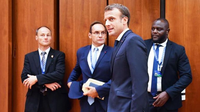 ماكرون أثناء مشاركته في إحياء أيام التراث الأوروبي بقصر الإليزيه