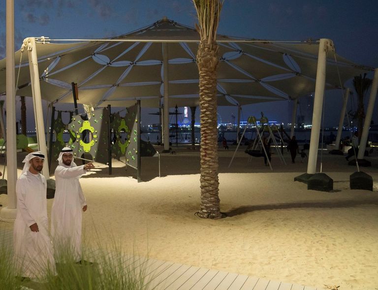 الشيخ محمد بن زايد آل نهيان يطلع على مرافق مشروع "ع البحر"