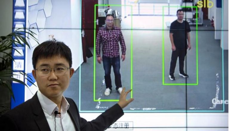 تقنية صينية جديدة تحدد هويات الأشخاص من طريقة المشي