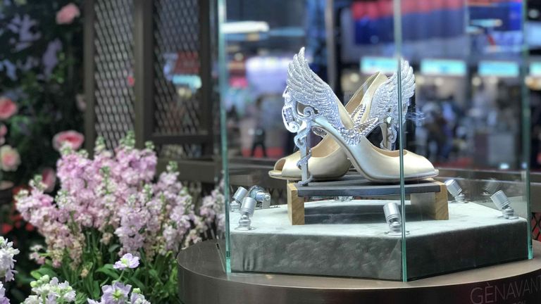 أغلى حذاء في العالم مرصع بالألماس بمعرض الصين الدولي للاستيراد