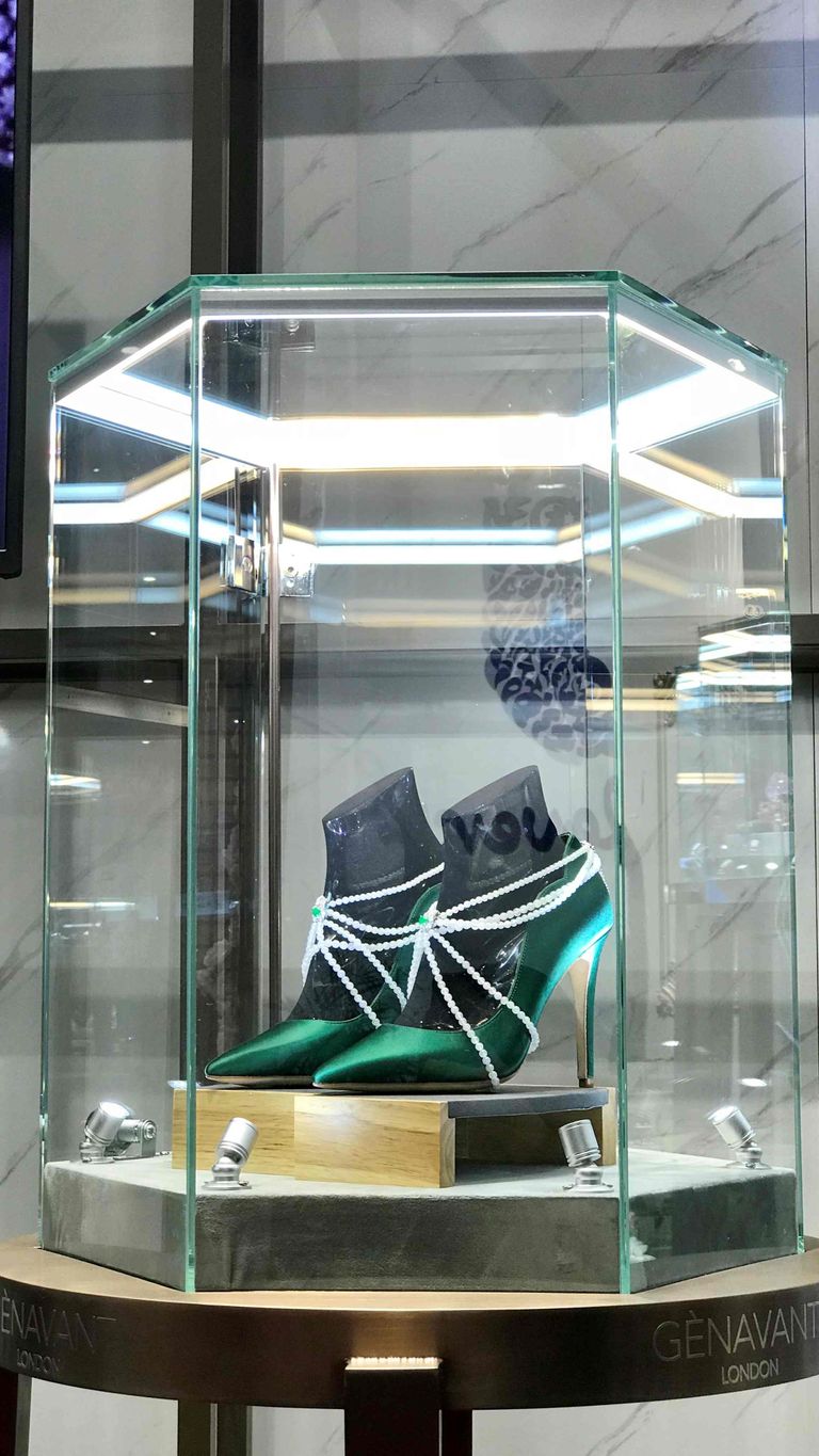 أغلى حذاء في العالم مرصع بالألماس بمعرض الصين الدولي للاستيراد