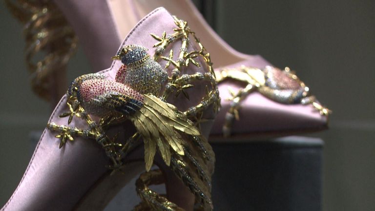 أغلى حذاء في العالم مرصع بالألماس بمعرض الصين الدولي للاستيراد