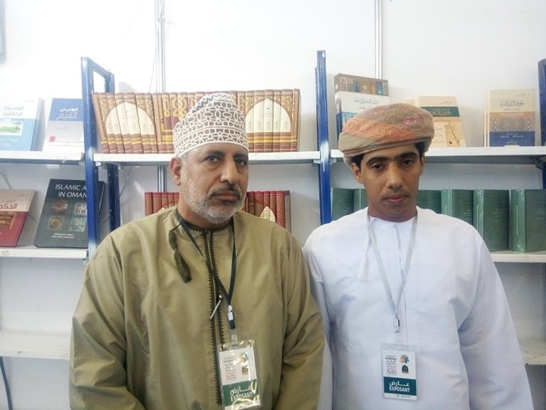 أحمد عبد الله الحارثي المسؤول بوزارة الثقافة في سلطنة عمان جناح سلطنة عمان في معرض الجزائر الدولي للكتاب