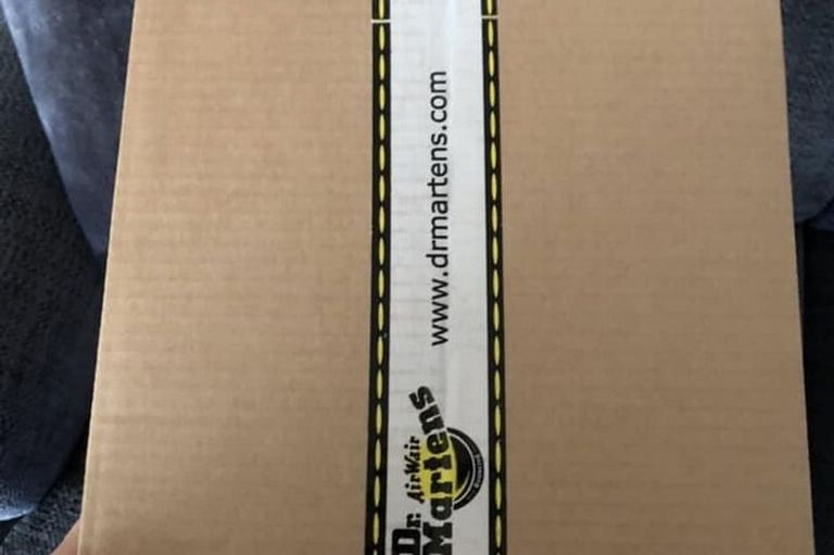 شركة تسويق عبر الإنترنت ترسل غرضا صغيرا في صندوق ضخم