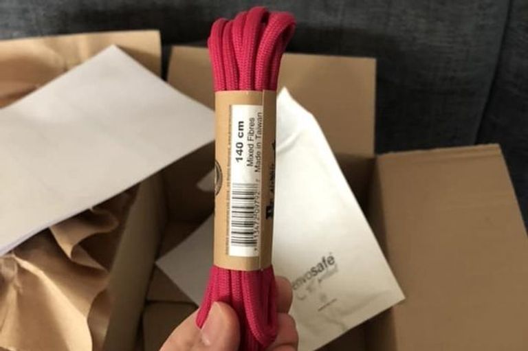 شركة تسويق عبر الإنترنت ترسل غرضا صغيرا في صندوق ضخم