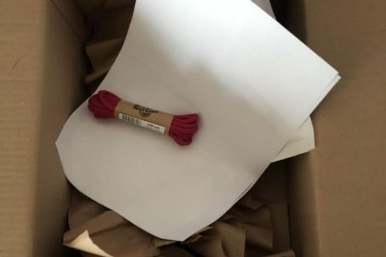 شركة تسويق عبر الإنترنت ترسل غرضا صغيرا في صندوق ضخم