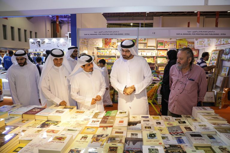 محمد القرقاوي يطلع على أهم الأجنحة في معرض الشارقة الدولي للكتاب