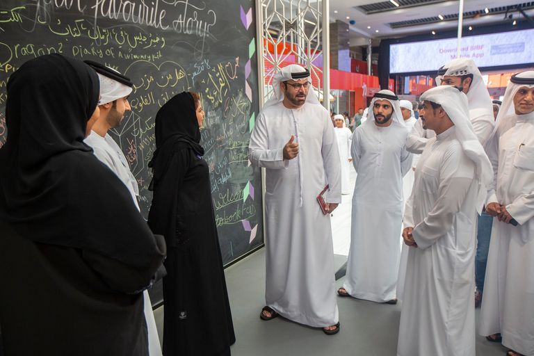 محمد القرقاوي يطلع على أهم الأجنحة في معرض الشارقة الدولي للكتاب