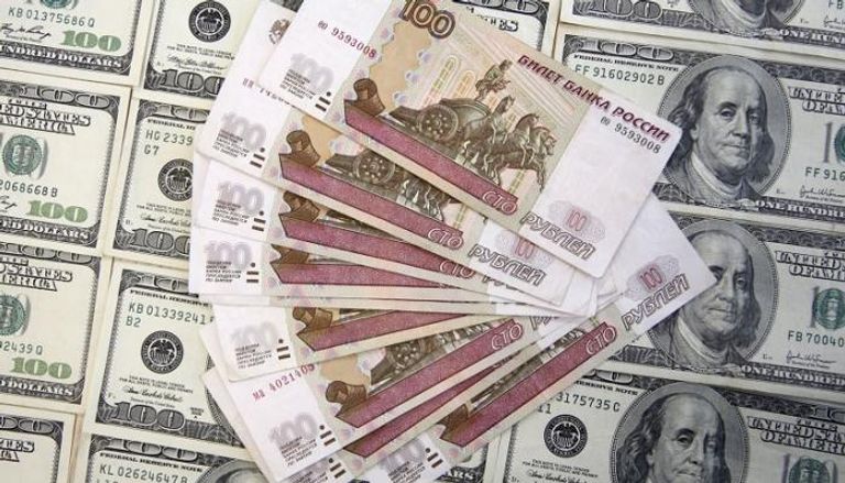 عملات ورقية للروبل الروسي والدولار الأمريكي