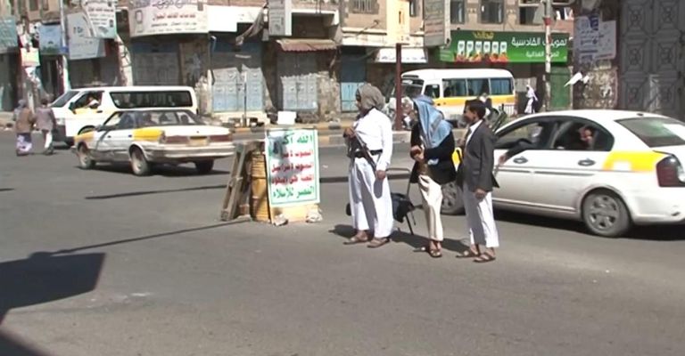 عناصر من مليشيا الحوثي عناصر مليشيا الحوثي أثناء حملات المداهمة - صور متداولة