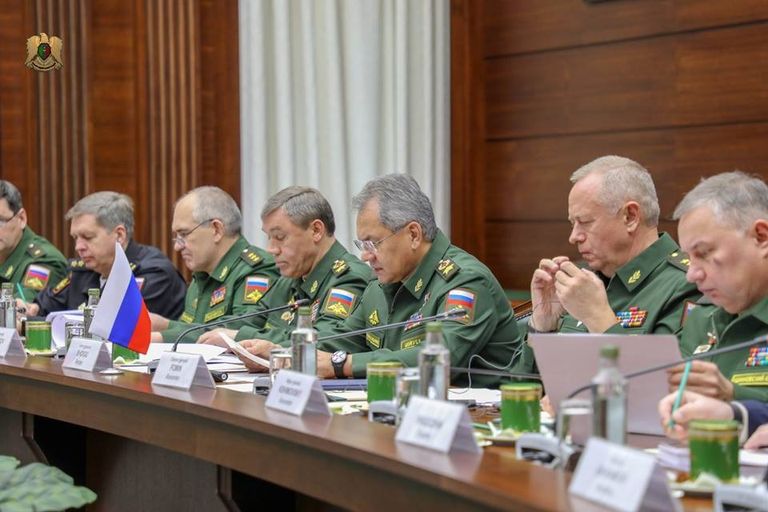 جانب من لقاء حفتر ومسؤولين عسكريين في موسكو