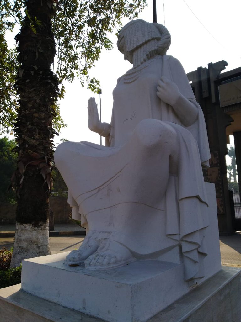 تمثال الفلاحة للمثّال الراحل فتحي محمود