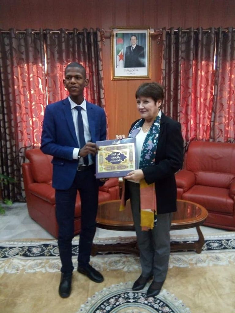 تكريم الروائي من قبل وزيرة التربية الجزائرية أصغر روائي جزائري مع وزير الثقافة عز الدين ميهوبي