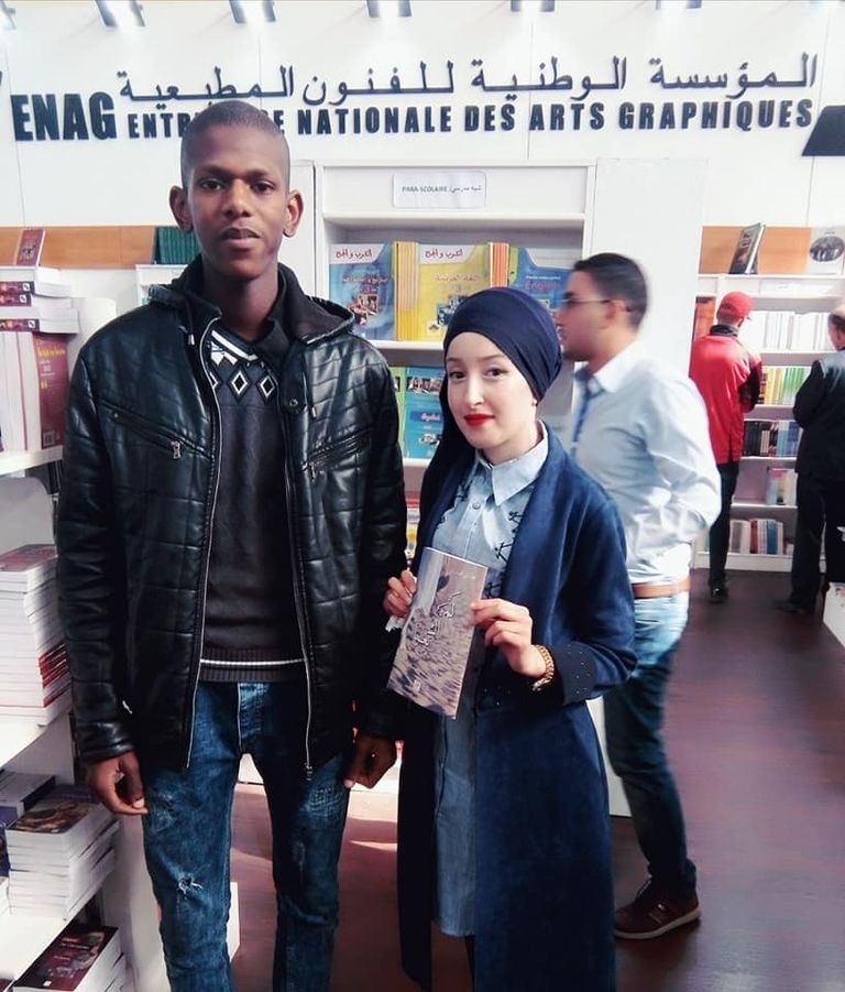 الروائي محمد أيمن في معرض الجزائر الدولي للكتاب أصغر روائي جزائري مع وزير الثقافة عز الدين ميهوبي