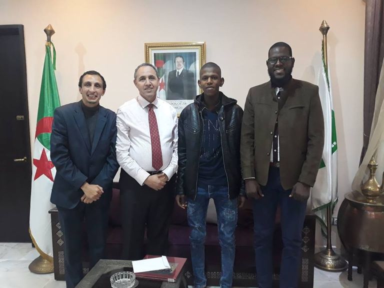 الروائي محمد أيمن حمادي مع وزير الثقافة الجزائري أصغر روائي جزائري مع وزير الثقافة عز الدين ميهوبي