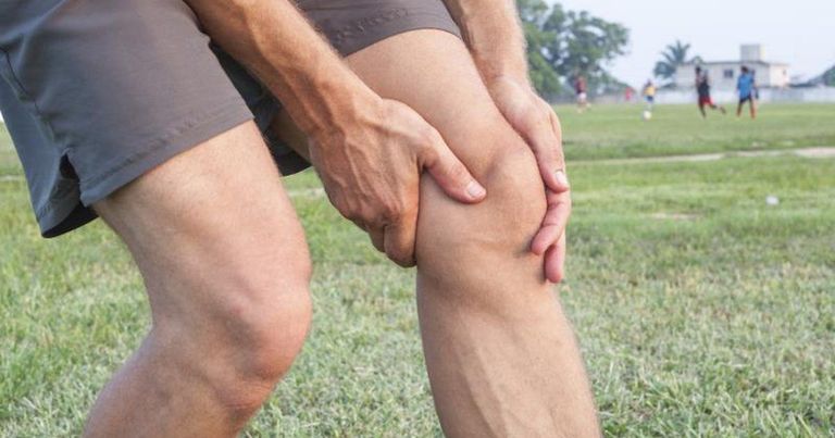 أسباب آلام الركبة وكيفية علاجها بطرق طبيعية