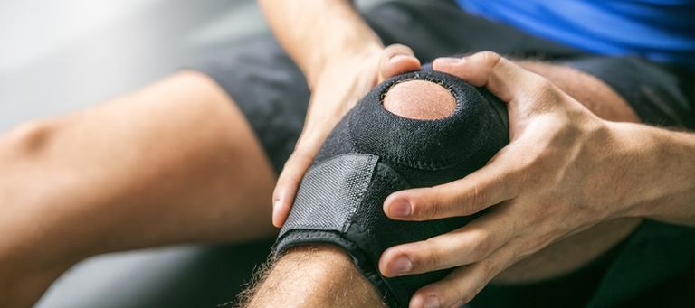 أسباب آلام الركبة وكيفية علاجها بطرق طبيعية