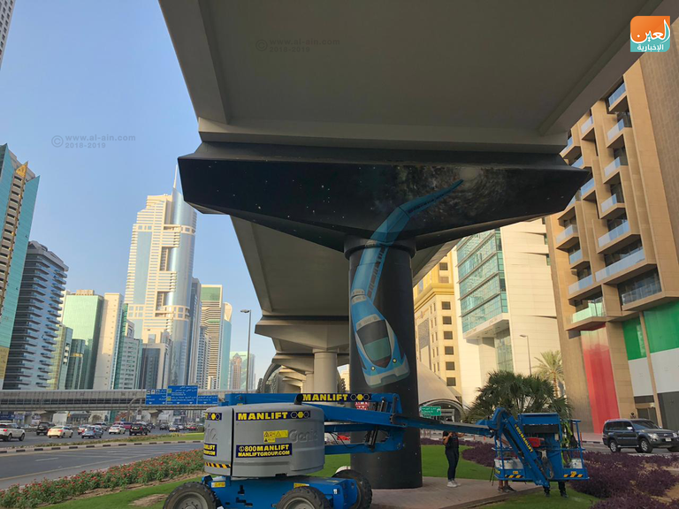 رسوم تلوّن أعمدة سكة قطار في دبي