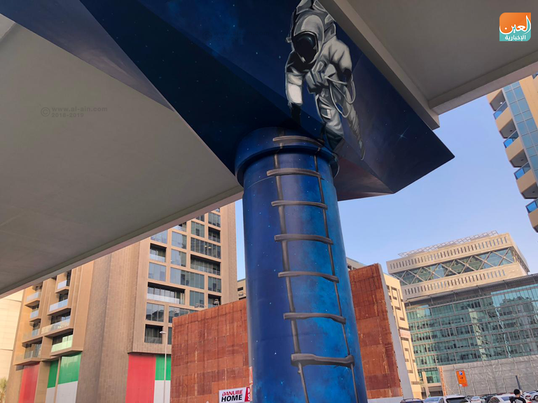 رسوم تلوّن أعمدة سكة قطار في دبي