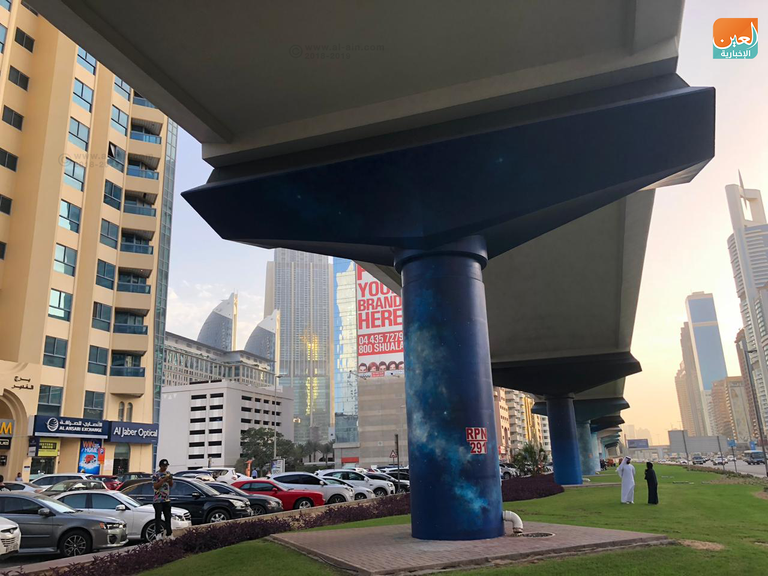 رسوم تلوّن أعمدة سكة قطار في دبي