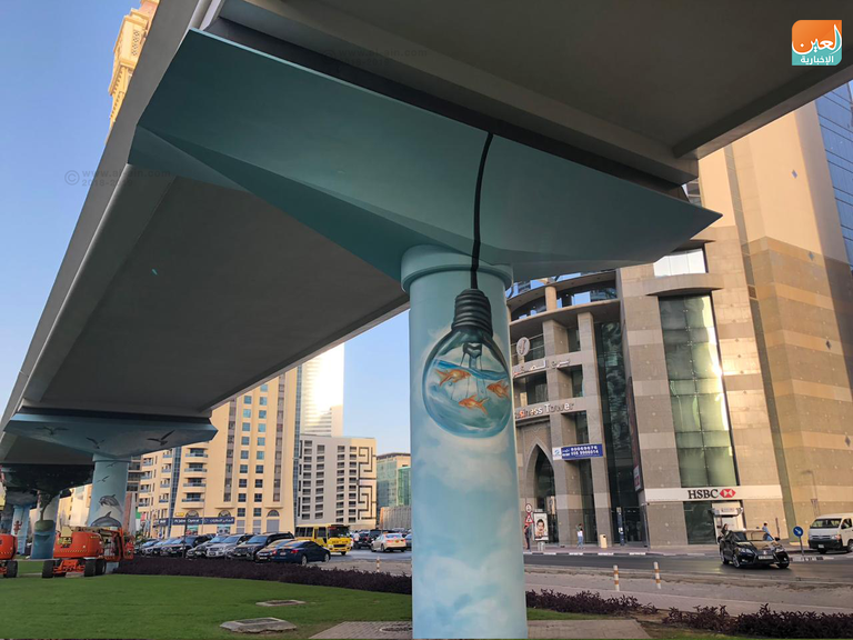 رسوم تلوّن أعمدة سكة قطار في دبي