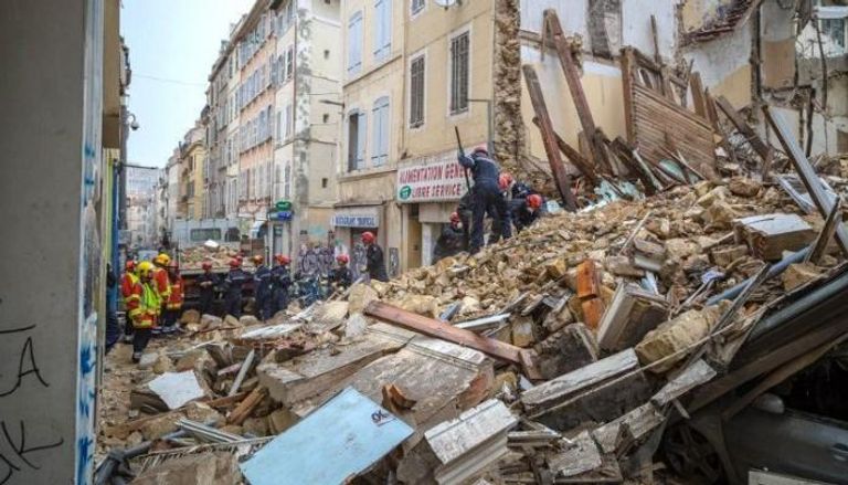 انتشال جثة سابعة من تحت أنقاض مبنيين انهارا في فرنسا