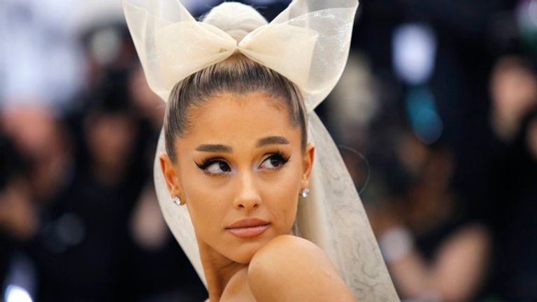 أريانا غراندي تفوز بلقب "مغنية العام"