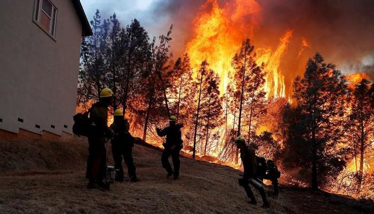 حريق غابات يدمر بلدة شمال كاليفورنيا