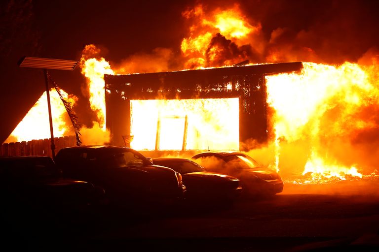 حريق غابات يدمر بلدة شمال كاليفورنيا