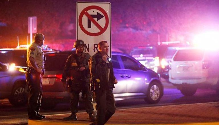 أفراد من الشرطة بموقع الحادث - رويترز الحزن يسيطر على أسر ضحايا إطلاق النار الجماعي في كاليفورنيا- رويترز