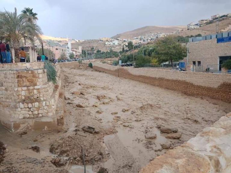 السيول تجتاح محافظة معان جنوبي الأردن