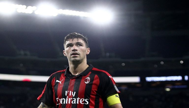 رومانيولي لاعب ميلان كريستيان زاباتا لاعب ميلان