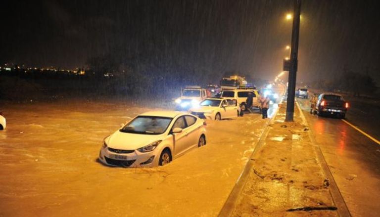 السيول تجرف سيارات وتغلق طرقا في الكويت