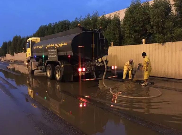 جانب من آثار السيول التي شهدتها الكويت