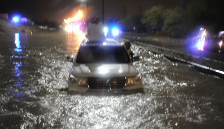 جانب من آثار السيول التي شهدتها الكويت