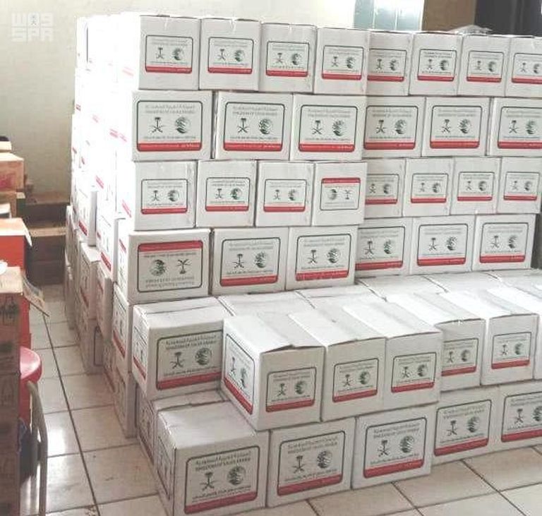 مندوبو مركز الملك سلمان للإغاثة يوزعون السلال الغذائية