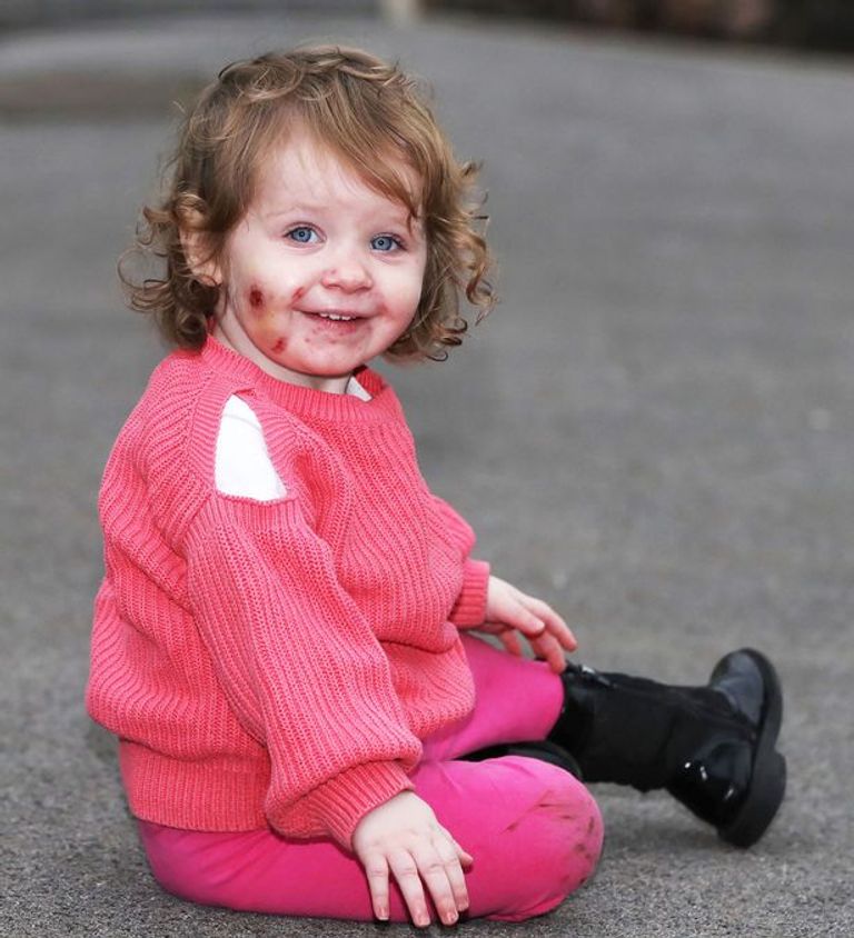 الطفلة ويلو مع والدتها