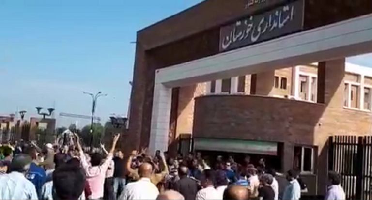 جانب من احتجاجات عمال الفولاذ في الأحواز احتجاجات عمالية في إيران- أرشيفية