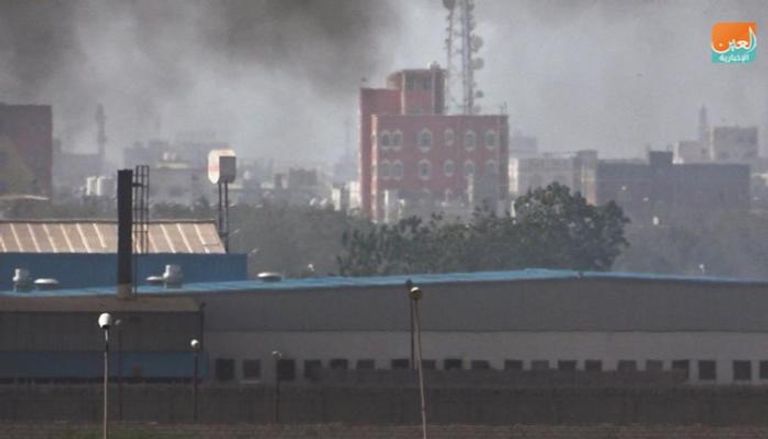 أعمدة الدخان تتصاعد في محيط جامعة الحديدة