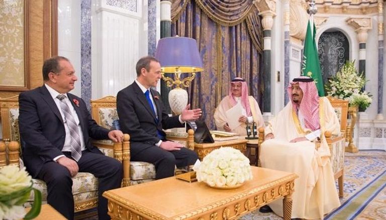  الملك سلمان بن عبد العزيز وسايمون ماكدونالد خلال لقاء اليوم