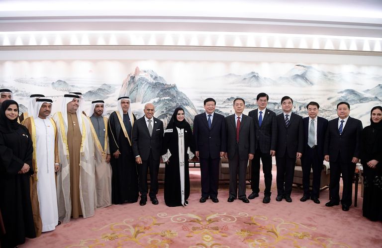 الدكتورة أمل القبيسي خلال لقائها بالمسؤولين الصينيين