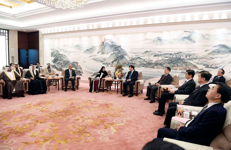 الدكتورة أمل القبيسي خلال لقائها بالمسؤولين الصينيين