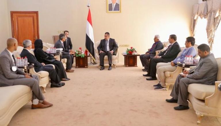 جانب من لقاء رئيس الحكومة اليمنية ووفد الصليب الأحمر